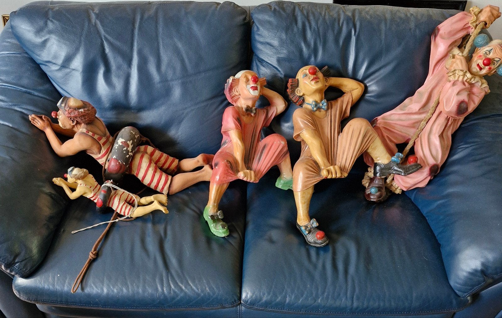 Clowns Jun Asilo, Ophalen