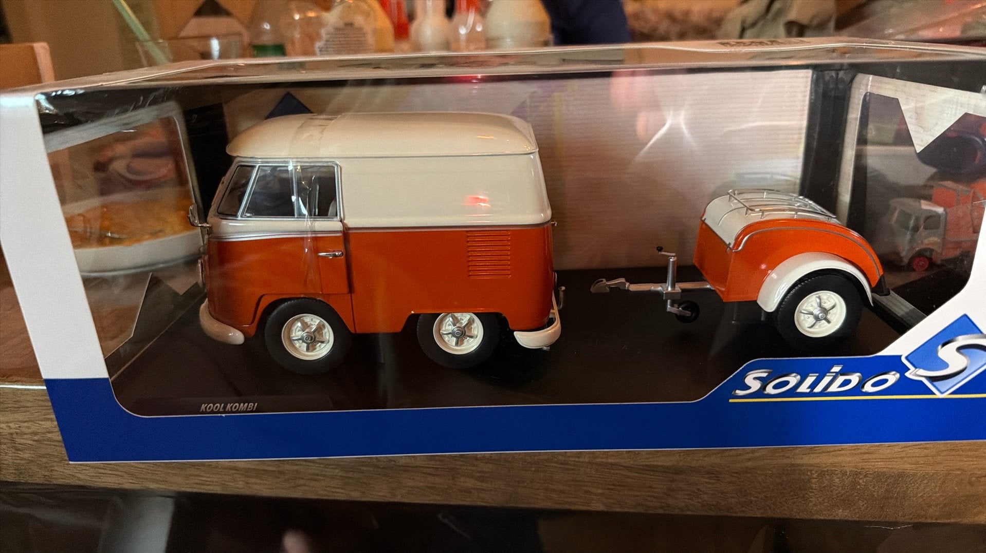Solido 1/18 Volkswagen T1 Kool Kombi met trailer - Nieuw, D, Solido, Nieuw, Ophalen of Verzenden