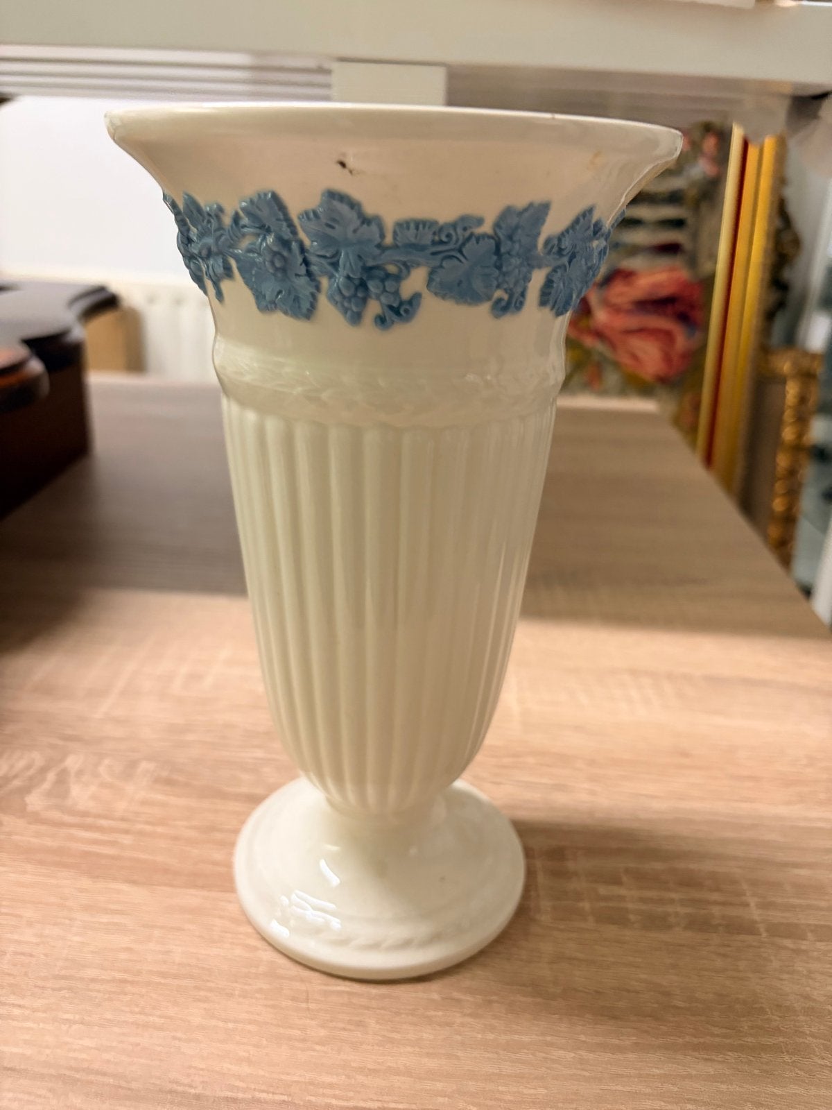 Elegante Wedgwood Queens Ware vaas met blauw reliëf, Antiek en Kunst, Antiek | Vazen, Ophalen of Verzenden