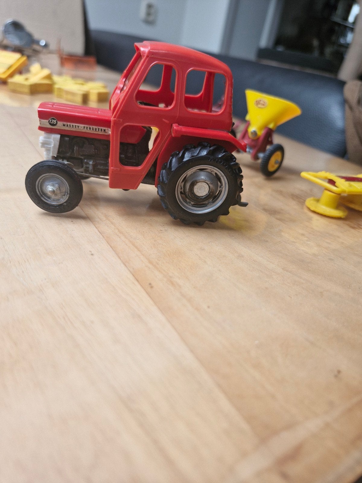 Britains Massey Ferguson 135 met toebehoren schaal 1:32, Ophalen of Verzenden, Gebruikt