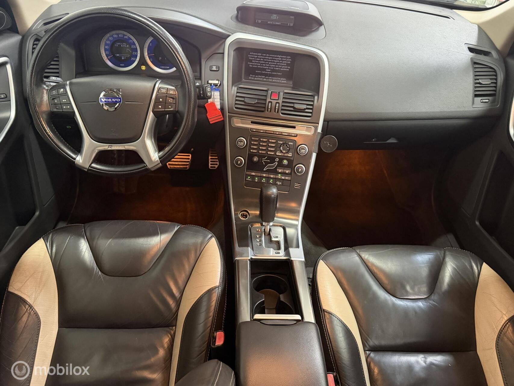 Volvo XC60 3.0 T6 AWD R-Design NL-AUTO / PANO / ACC, Auto's, Automaat, Euro 5, Gebruikt, 2953 cc
