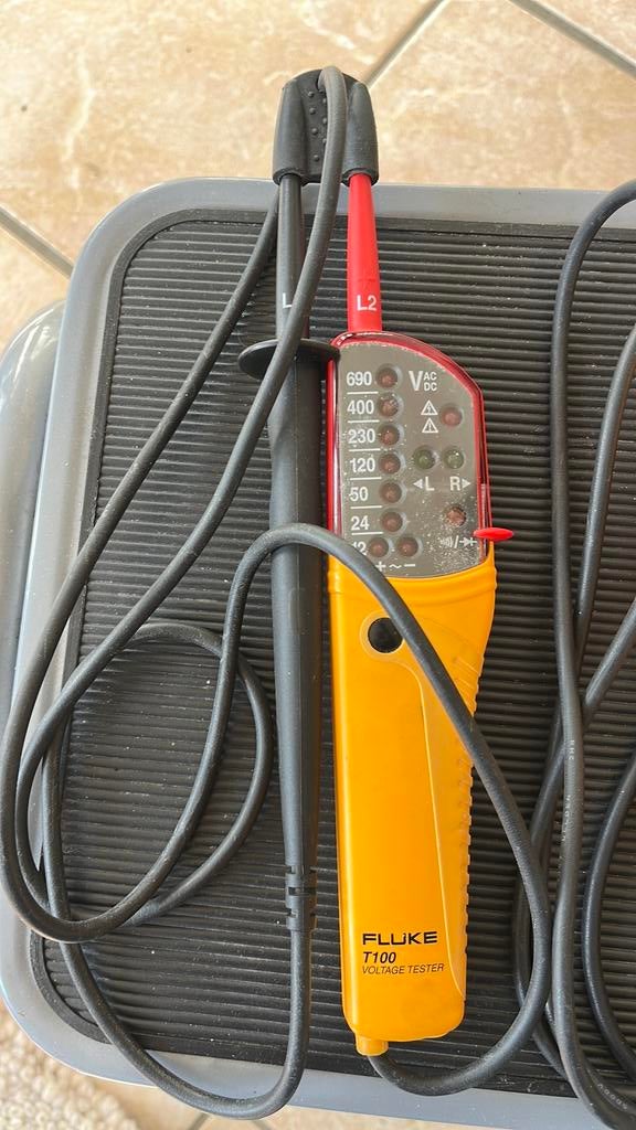 Volt testers Fluke en Nieaf/Smitt en Benning, Ophalen of Verzenden, Gebruikt, Elektriciteit