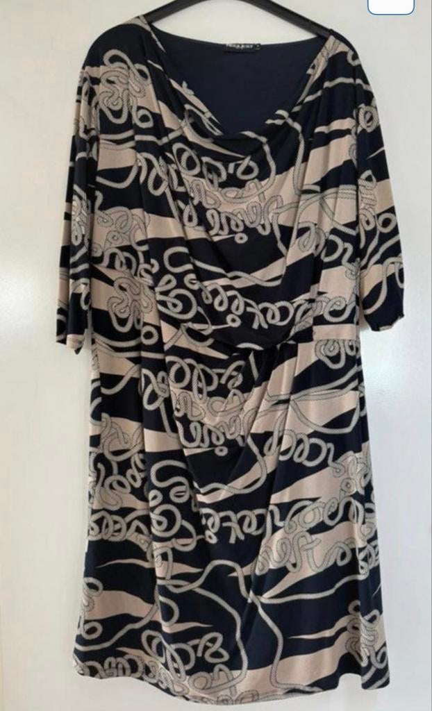 Request donkerblauw/beige jurk met gedrapeerde hals, Kleding | Dames, Ophalen of Verzenden, Zo goed als nieuw
