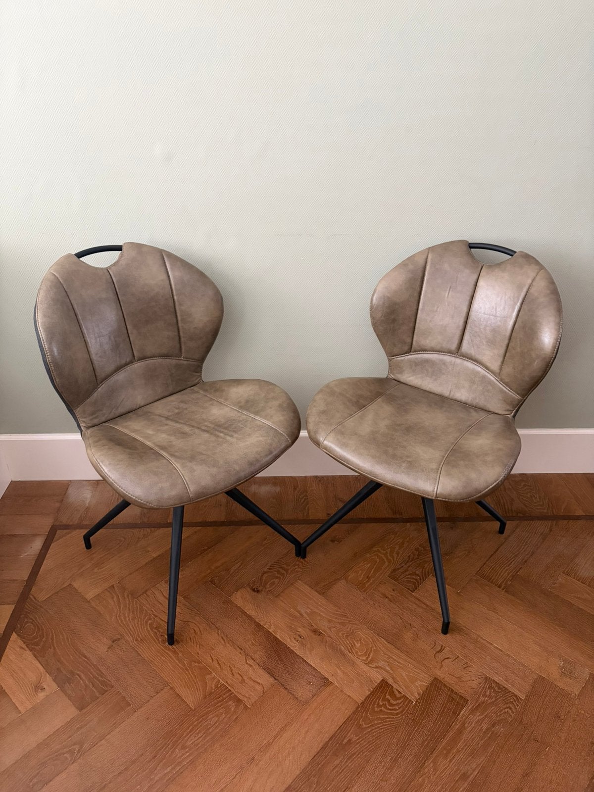 Moderne eetstoelen, Huis en Inrichting, Stoelen, Ophalen, Twee, Overige kleuren, Zo goed als nieuw