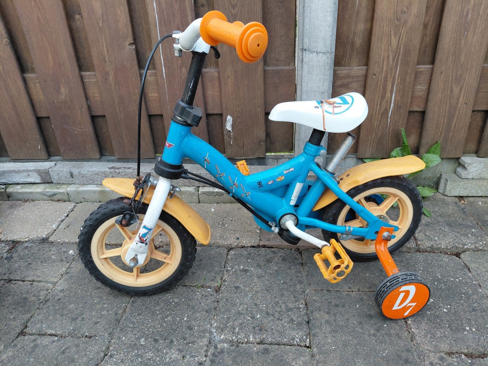 Kinderfiets 12 inch met zijwieltjes - Disney Planes Dusty, Ophalen, Zijwieltjes, Gebruikt, Velgrem
