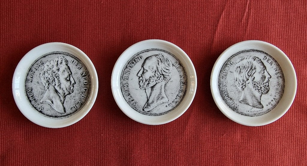 Onderzetters wit porselein met Koning Willem I II en III., Huis en Inrichting, Ophalen of Verzenden, Zo goed als nieuw, Wit, Steen/keramiek