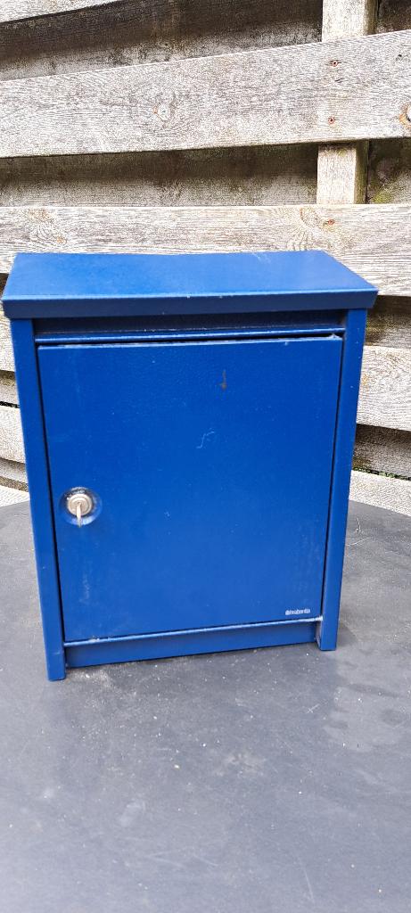 Brabantia blauwe metalen brievenbus met sleutel, Ophalen of Verzenden, Zo goed als nieuw, IJzer, Wandbrievenbus