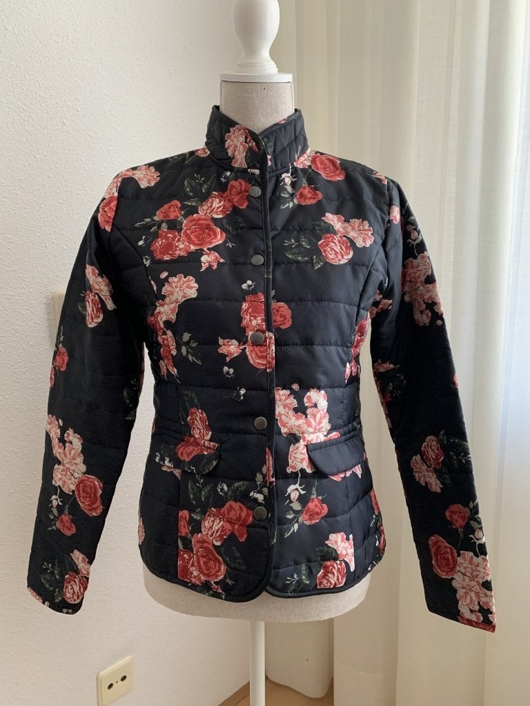 Jasje zwart gebloemd met rozen, Zwart, Ophalen of Verzenden, Zo goed als nieuw, Jasje