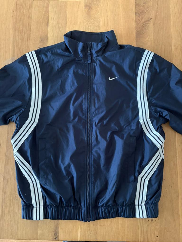 Mooie donkerblauwe Nike zomerjas / windbreker in maat 158, Ophalen of Verzenden, Zo goed als nieuw, Jongen, Jas