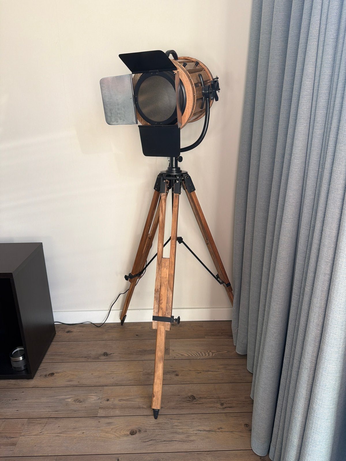 Industriele ‘Studio’ Lamp op Statief - Houten Driepoot, Ophalen, 100 tot 150 cm, E27 (groot), Zo goed als nieuw