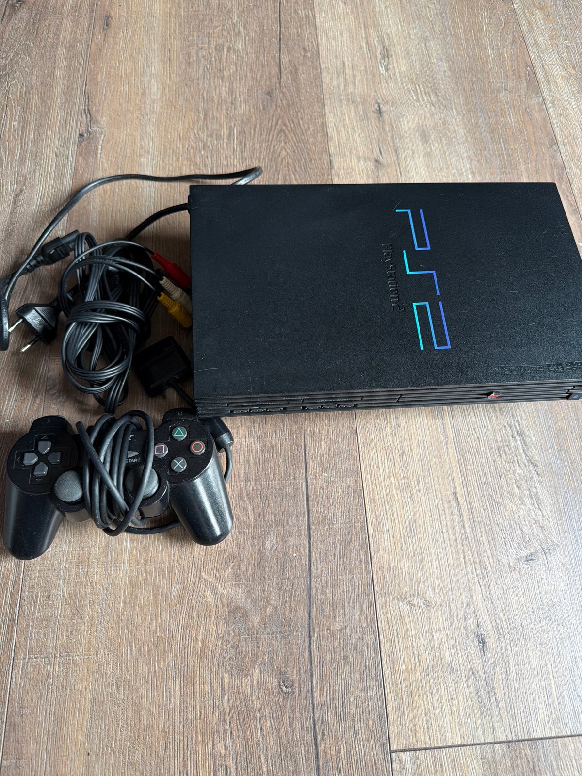 Sony PlayStation 2 (PS2) Slim met controller en kabels, Spelcomputers en Games, Gebruikt, Zwart, Ophalen of Verzenden, Met 1 controller
