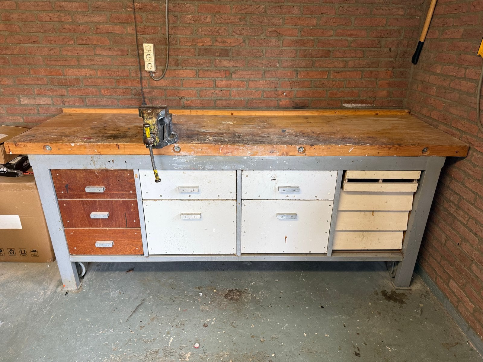 Foto 3 van Robuuste werkbank met bankschroef en lades