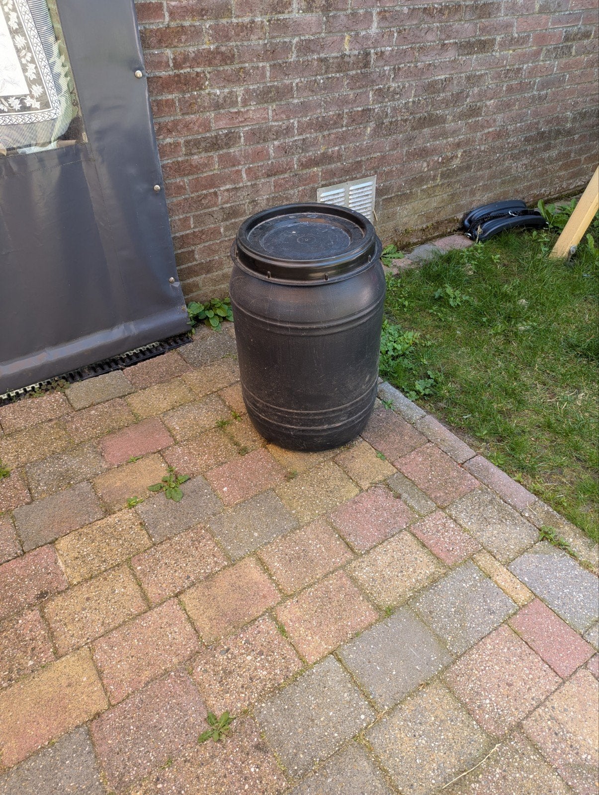 Voerton 150 liter zwart met deksel, Dieren en Toebehoren, Ophalen