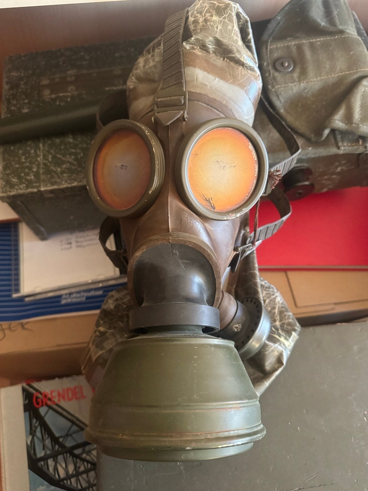 Vintage Gasmasker met Filter en Draagbus - Militaria, Ophalen of Verzenden, Overige soorten, Overige gebieden, Overige typen