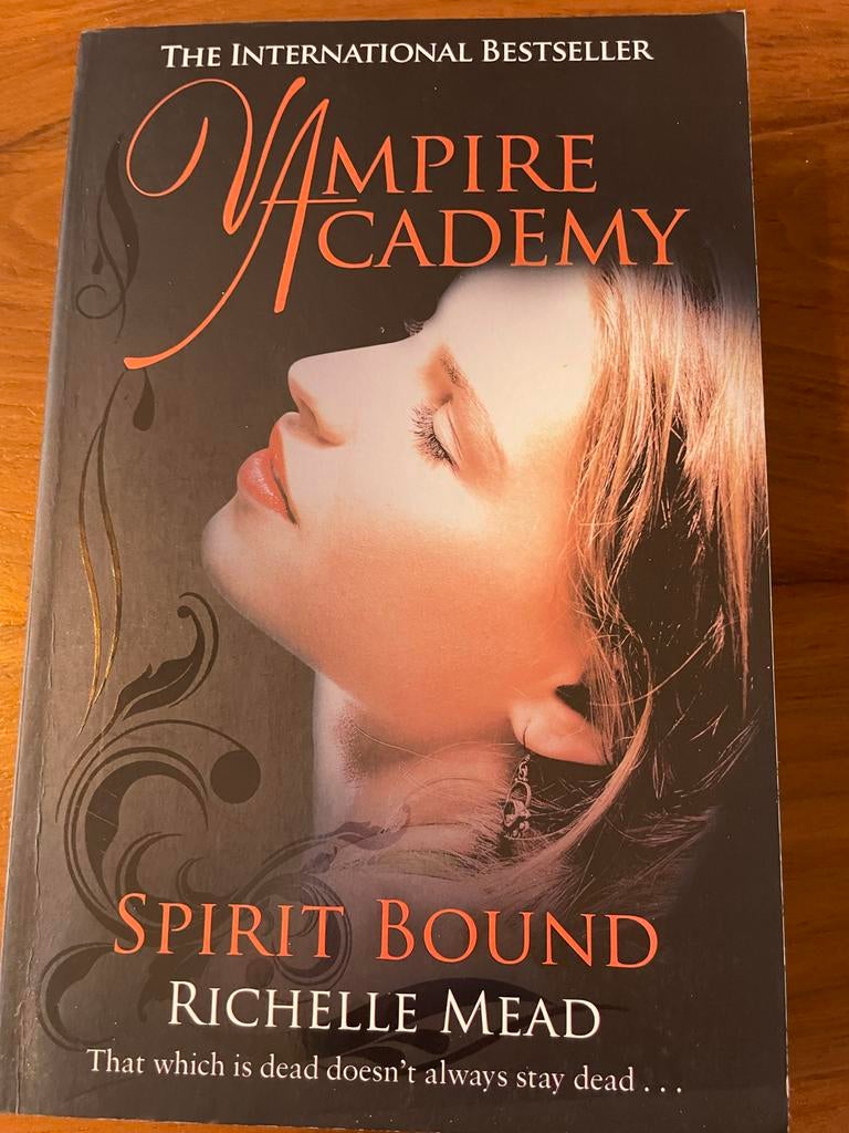 Vampire Academy: Spirit Bound - Richelle Mead, Boeken, Ophalen of Verzenden, Zo goed als nieuw