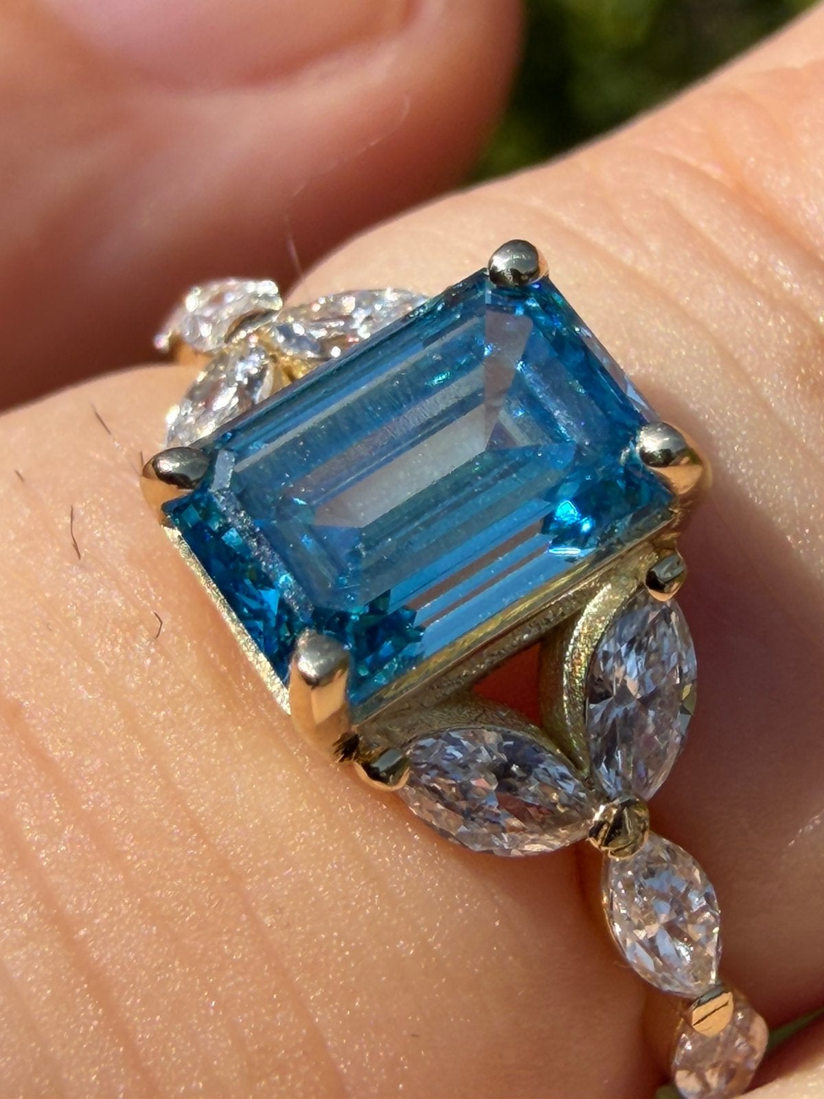 Prachtige gouden ring met zeldzame blauwe diamant vivid blue, Blauw, Nieuw, Ophalen of Verzenden, 17 tot 18