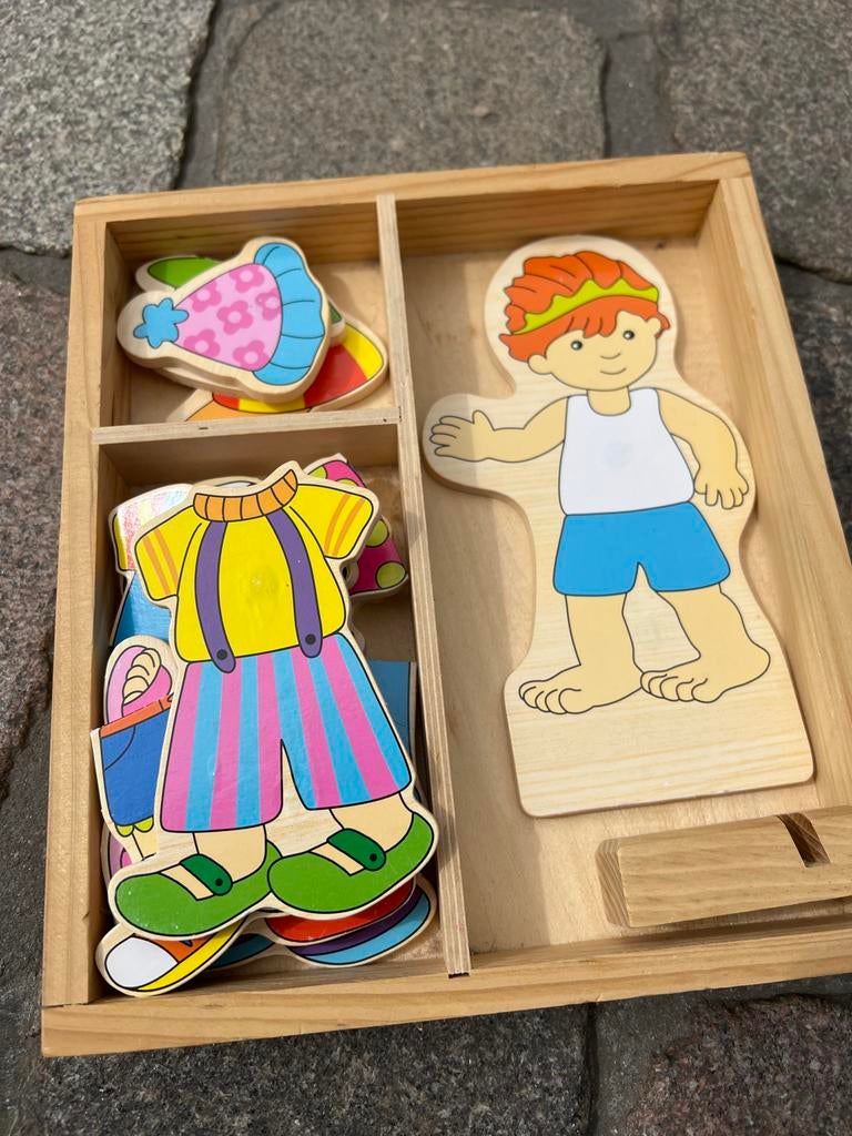Houten aankleedpop met kledingstukken in doos, Ophalen of Verzenden, Gebruikt, Overige typen