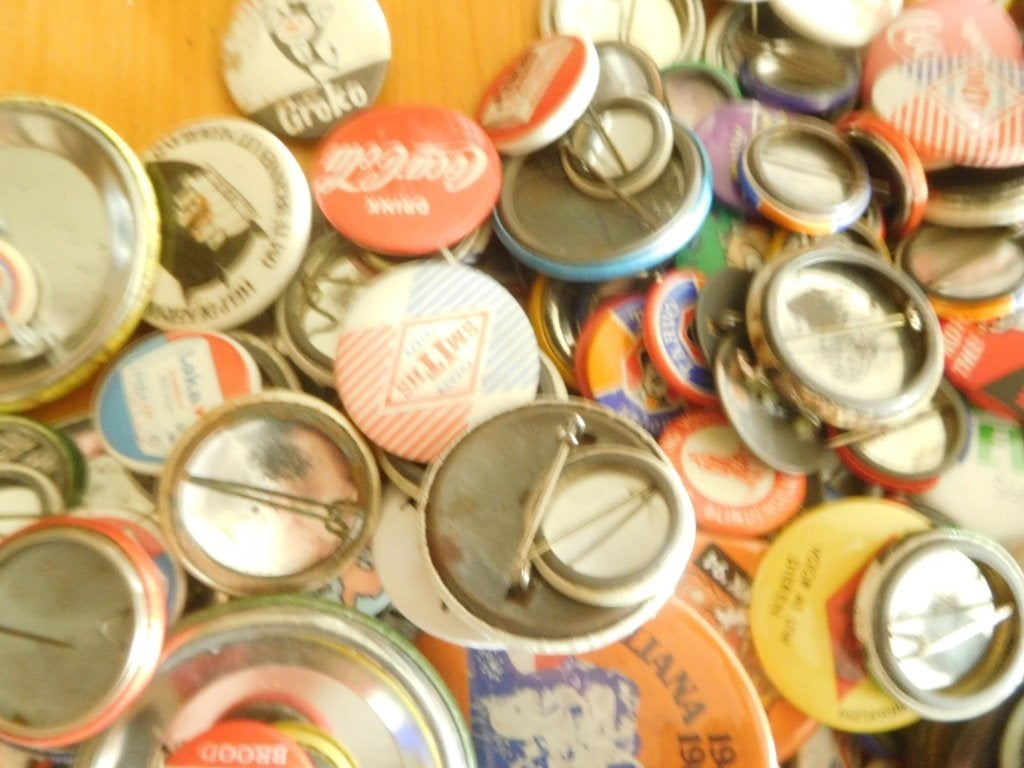 verzameling buttons ca 1100 gram, Ophalen of Verzenden, Zo goed als nieuw, Overige onderwerpen