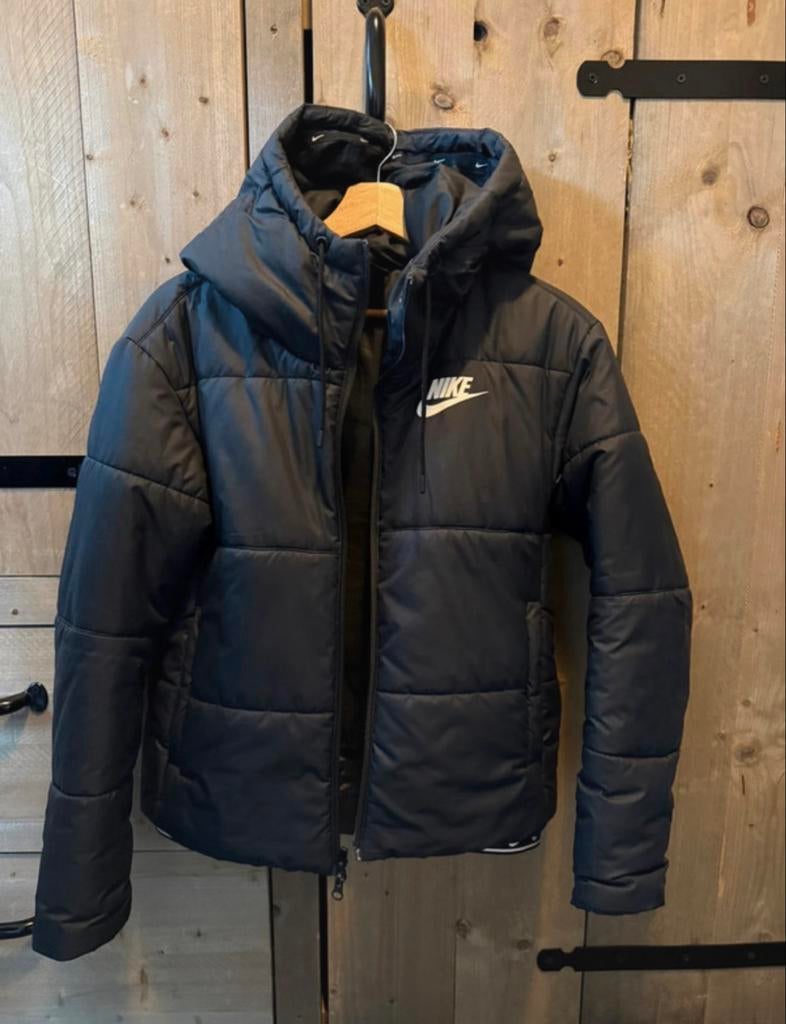 Nike jas met capuchon, Kleding | Dames, Jassen | Winter, Ophalen of Verzenden, Zo goed als nieuw, Maat 36 (S), Zwart