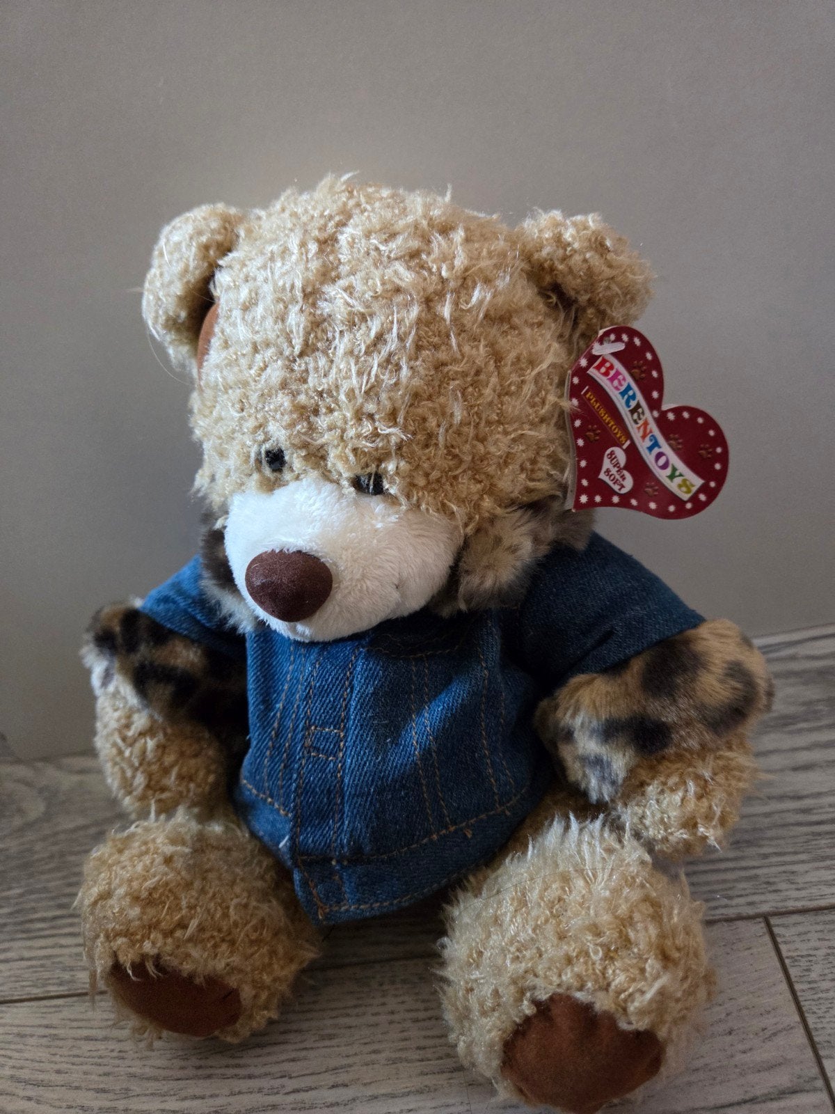 Nieuwe Berentoys beer knuffel met spijkerjasje, Overige merken, Beer, Nieuw, Ophalen of Verzenden
