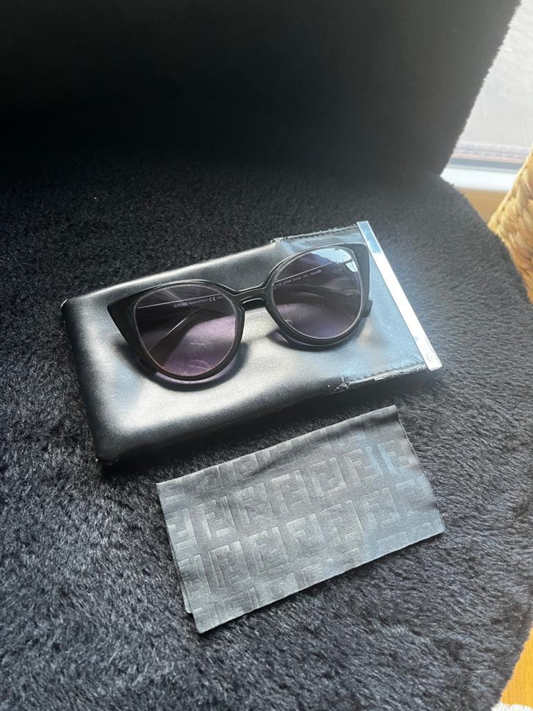 Fendi Zonnebril Zwart - Zo goed als nieuw, Overige merken, Zonnebril, Zwart, Ophalen of Verzenden