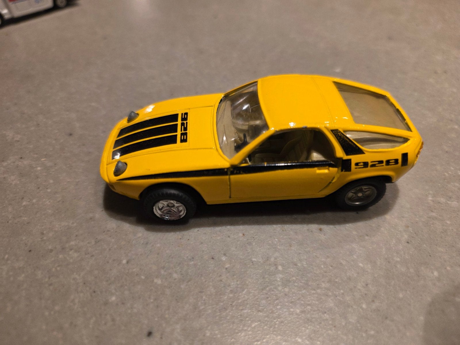 Gele Porsche 928 Speelgoedauto - Zo goed als nieuw, Hobby en Vrije tijd, Ophalen of Verzenden, Zo goed als nieuw, Auto