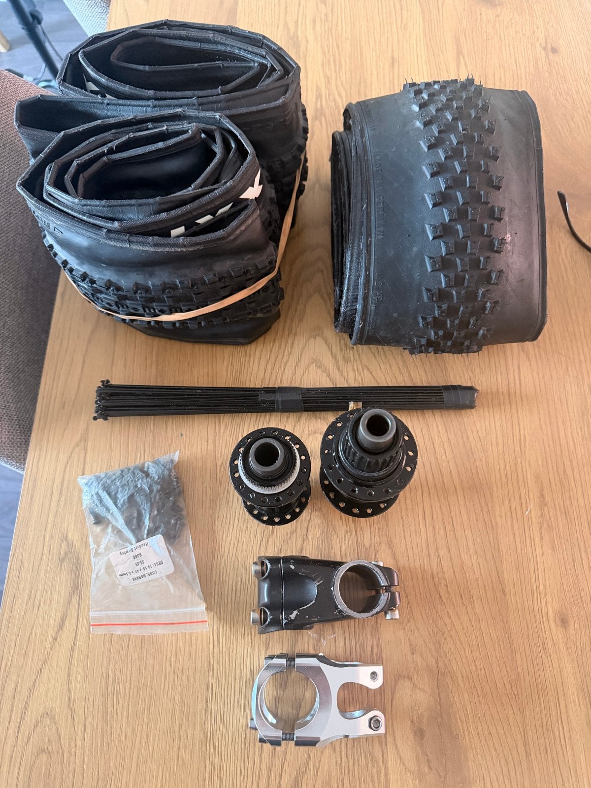 Fietsonderdelen: Shimano naven, spaken, banden en stuurpenne, Band, Nieuw, Ophalen of Verzenden, Aluminium