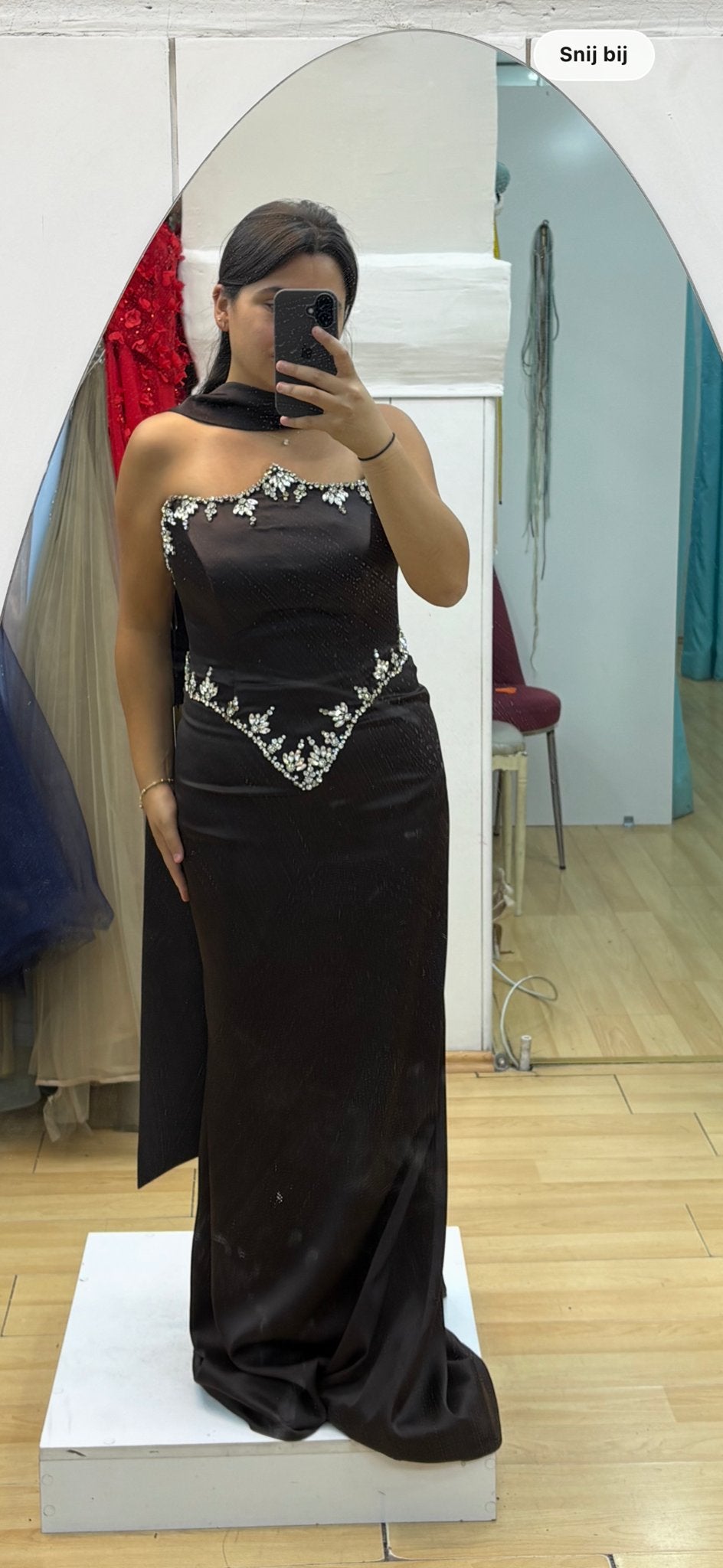Elegante donkerbruine avondjurk met diamanten details, Kleding | Dames, Jurken, Maat 38/40 (M), Bruin, Ophalen of Verzenden, Zo goed als nieuw