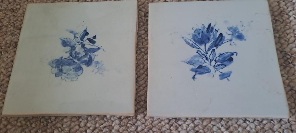 Twee Makkum Holland tegels met bloemmotief, Antiek en Kunst, Ophalen of Verzenden