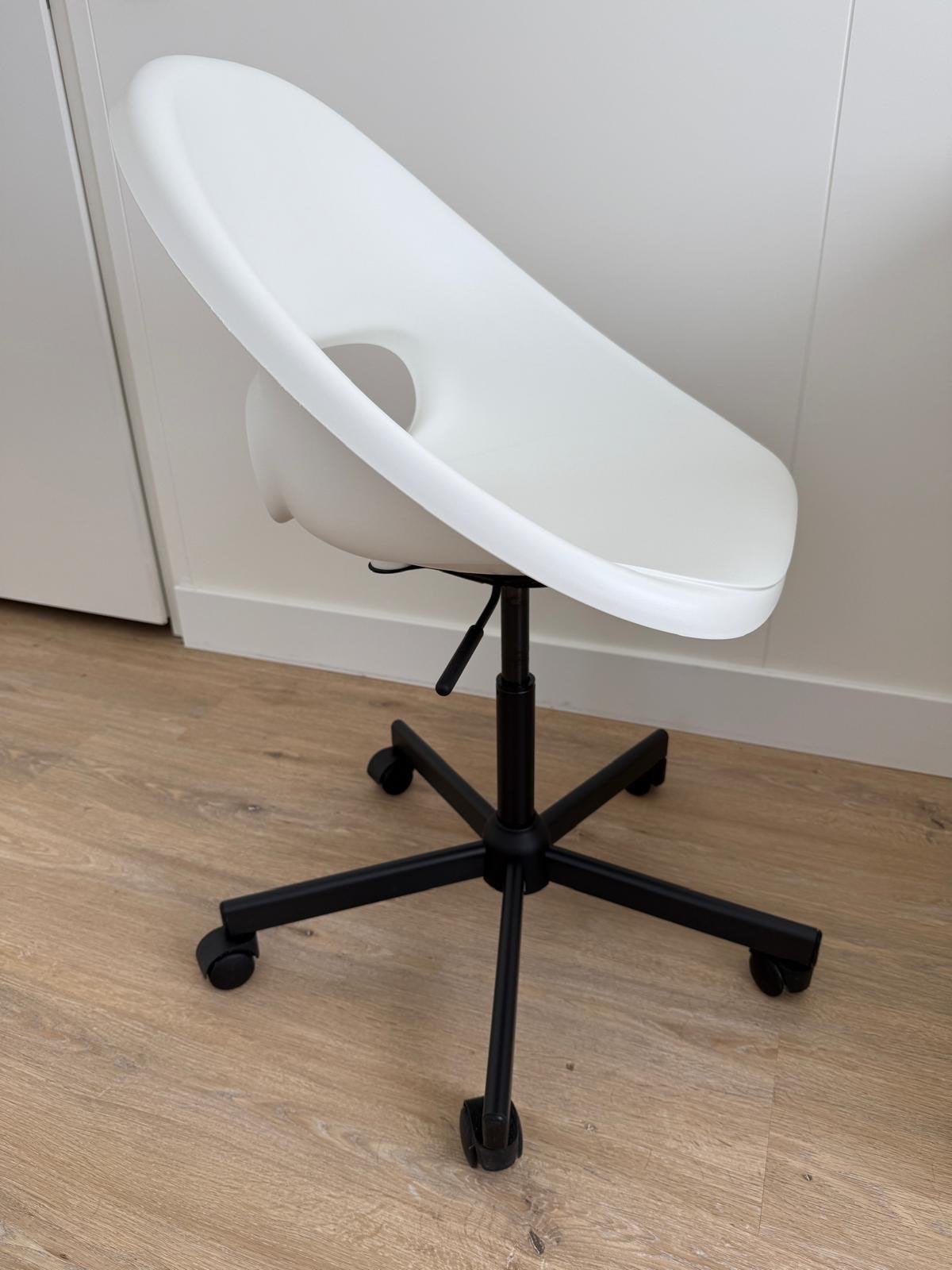 IKEA LOBERGET / MALSKÄR bureaustoel wit met zwarte poten, Ophalen, Zo goed als nieuw, Wit, Bureaustoel