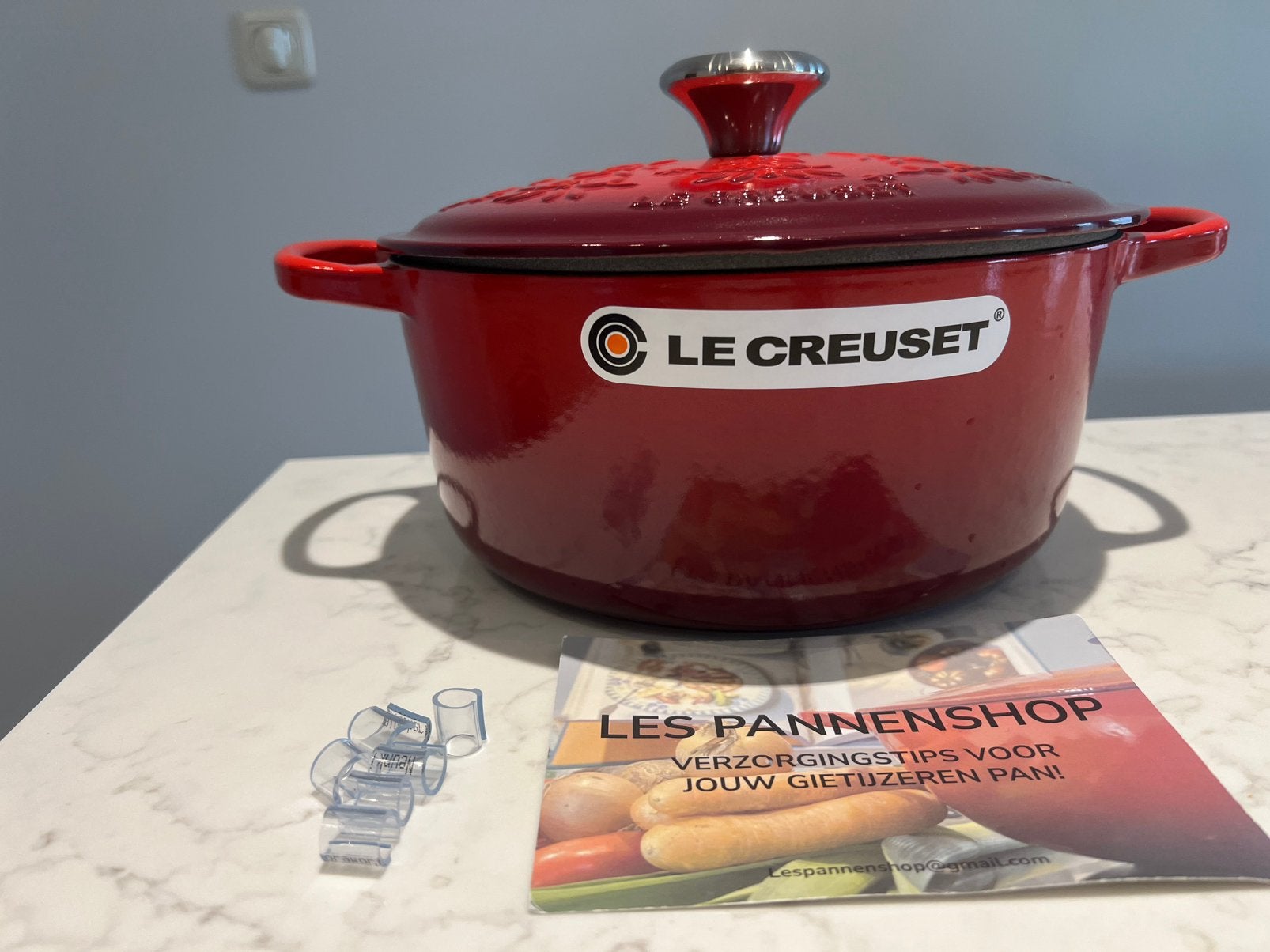 Nieuwe Le Creuset Signature braadpan 24 cm Kerst Cerise, Met handvatten, Nieuw, Le Creuset, Ophalen of Verzenden