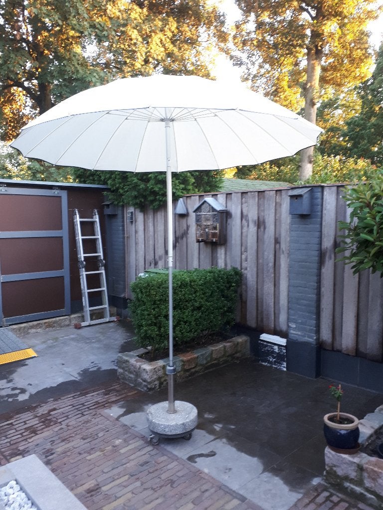 mooie lichte 2-delige parasol, verstelbaar € 20,-, Ophalen of Verzenden, Zo goed als nieuw