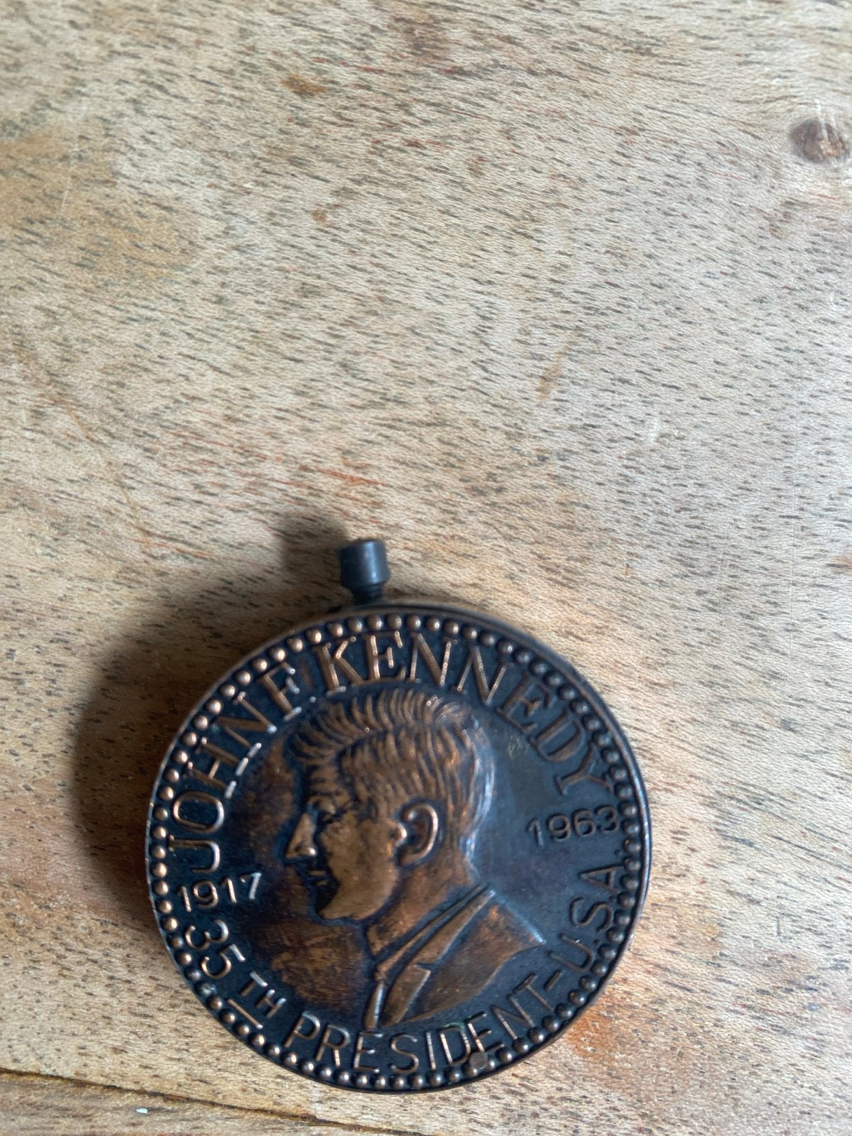 Vintage JFK & Vrijheidsbeeld Medaillon Flesopener, Verzamelen, Ophalen, Gebruikt