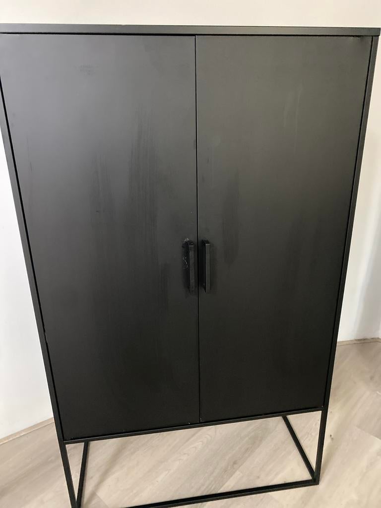 Mooie zwarte metalen kast van Karwei met 3 legplanken, Huis en Inrichting, Met plank(en), Ophalen of Verzenden, Zo goed als nieuw