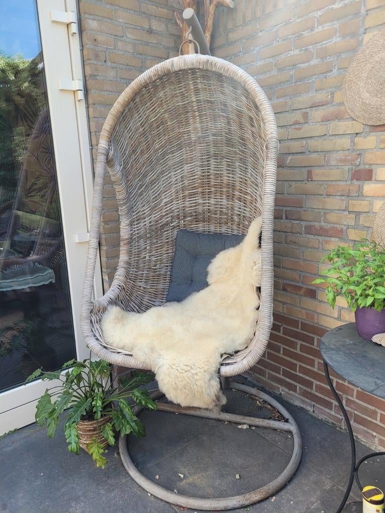 Rieten hangstoel met standaard - Comfortabel en stijlvol, Huis en Inrichting, Stoelen, Gebruikt, Bohemian, Scandinavisch, Ophalen of Verzenden
