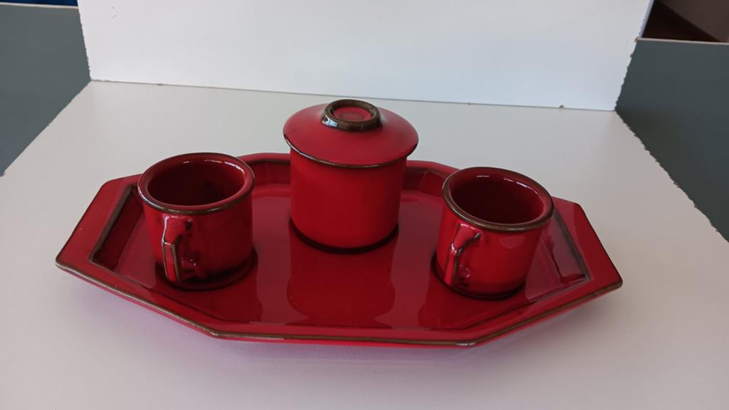 Retro aardewerk van 2 kopjes en 1 potje op schaal., Verzamelen, Retro, Ophalen of Verzenden, Huis en Inrichting