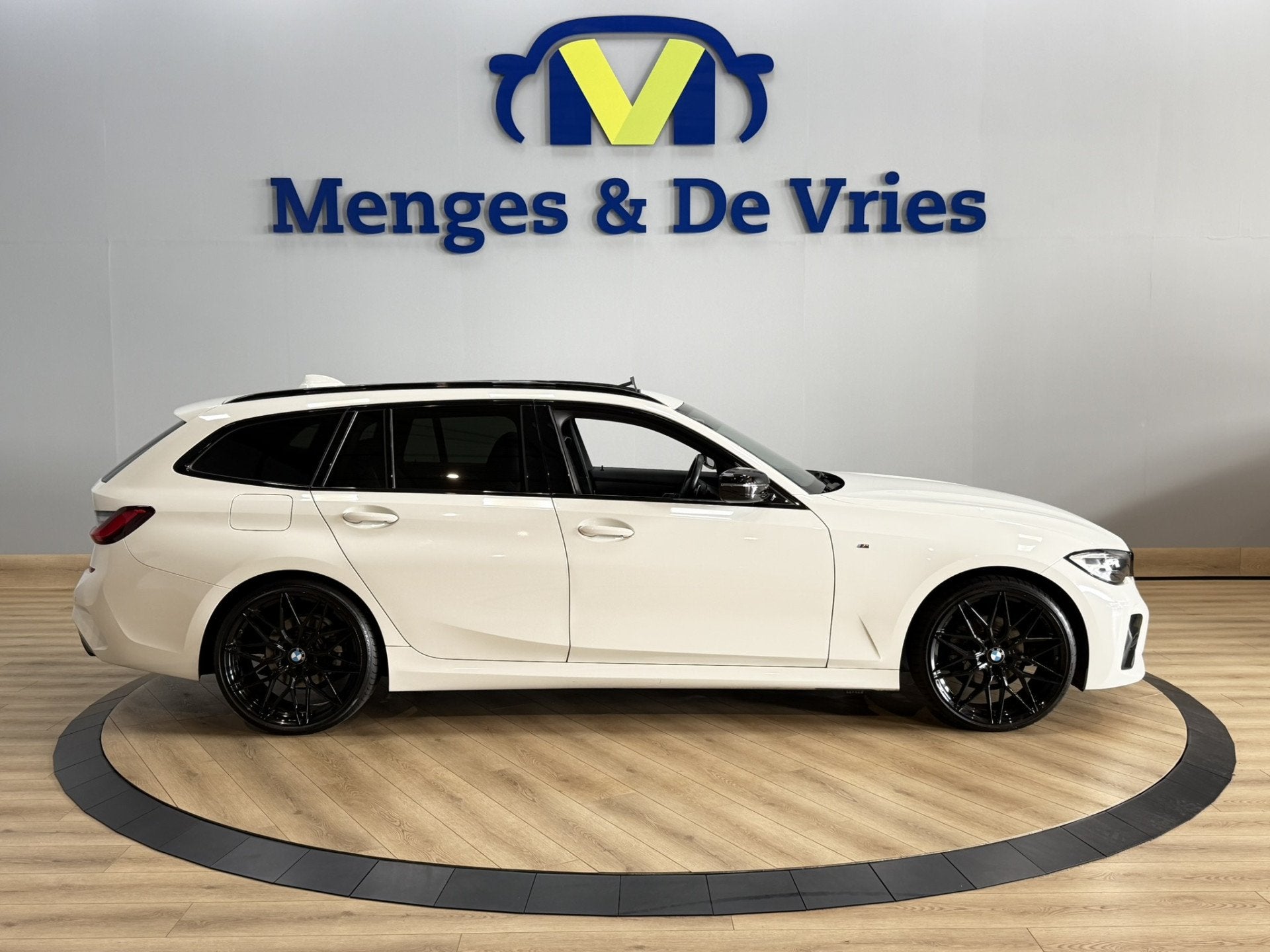 BMW 3 Serie Touring 318i M Sport Executive Edition Airco ECC, Automaat, Achterwielaandrijving, Gebruikt, Wit