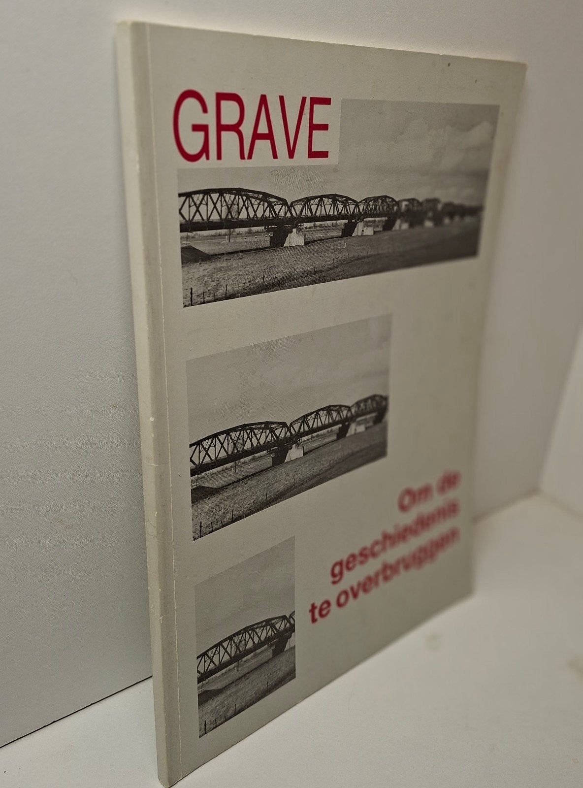 Grave, om de geschiedenis te overbruggen, Ophalen of Verzenden