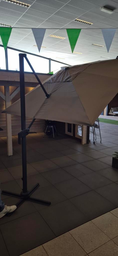 Mooie nieuwe parasol 250x250cm, taupe doek, Ophalen of Verzenden, Nieuw, 2 tot 3 meter, Zweefparasol