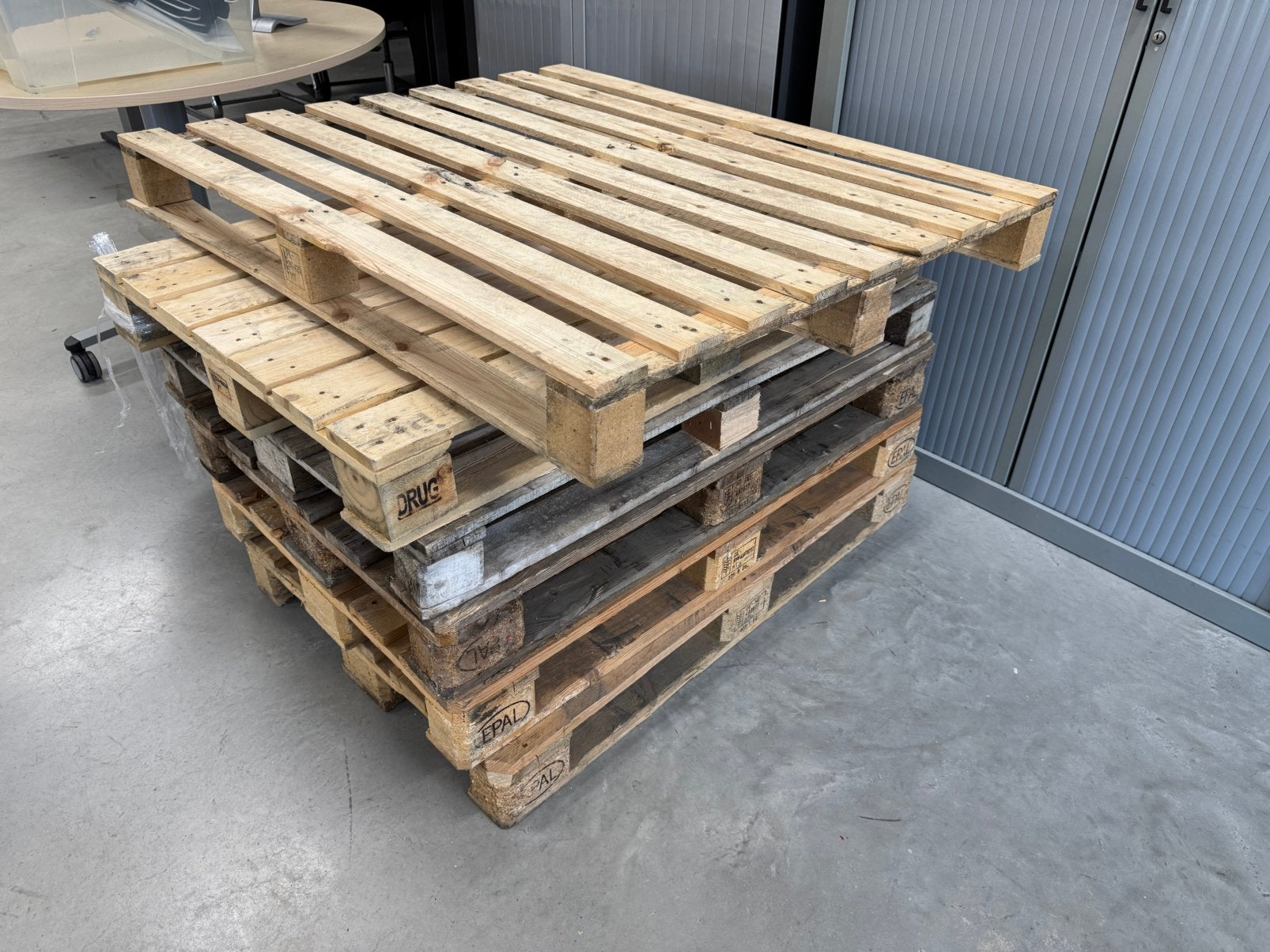 Partij 6 houten pallets – waaronder 3 EPAL Europallets, Ophalen, Zo goed als nieuw, 50 mm of meer, Pallet