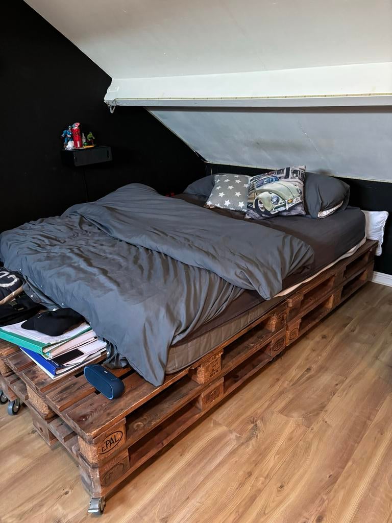 Zelfgemaakt pallet bed met wieltjes (160x240 cm), Ophalen, Gebruikt, Bruin, Tweepersoons