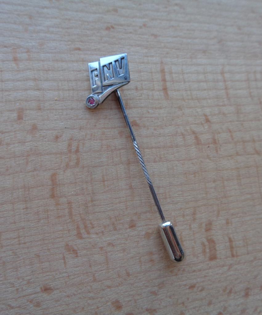 zilveren pinspeld FNV met robijn [131], Verzamelen, Speldjes, Pins en Buttons, Verzenden, Zo goed als nieuw, Overige onderwerpen