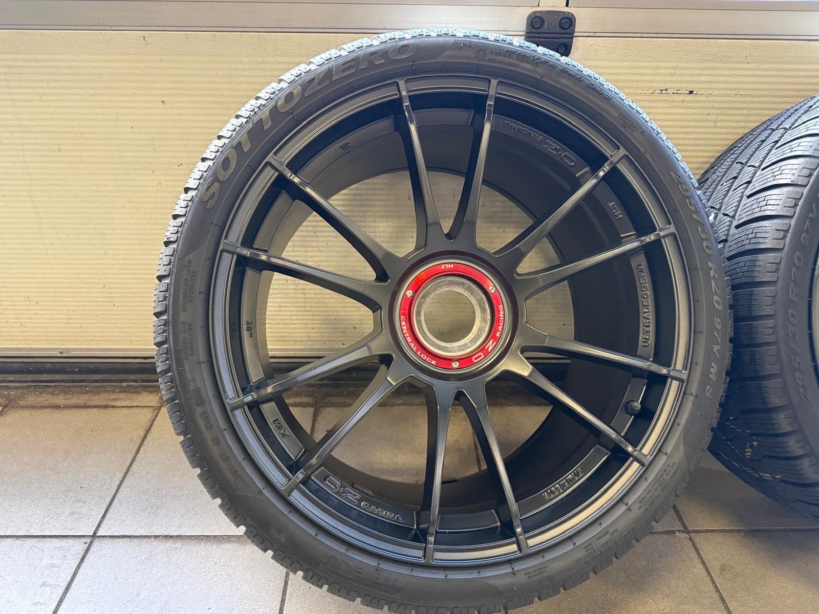 OZ Racing Ultraleggera HLT 20 inch velgen met winterbanden, Auto-onderdelen, Banden en Velgen, Banden en Velgen, Personenwagen