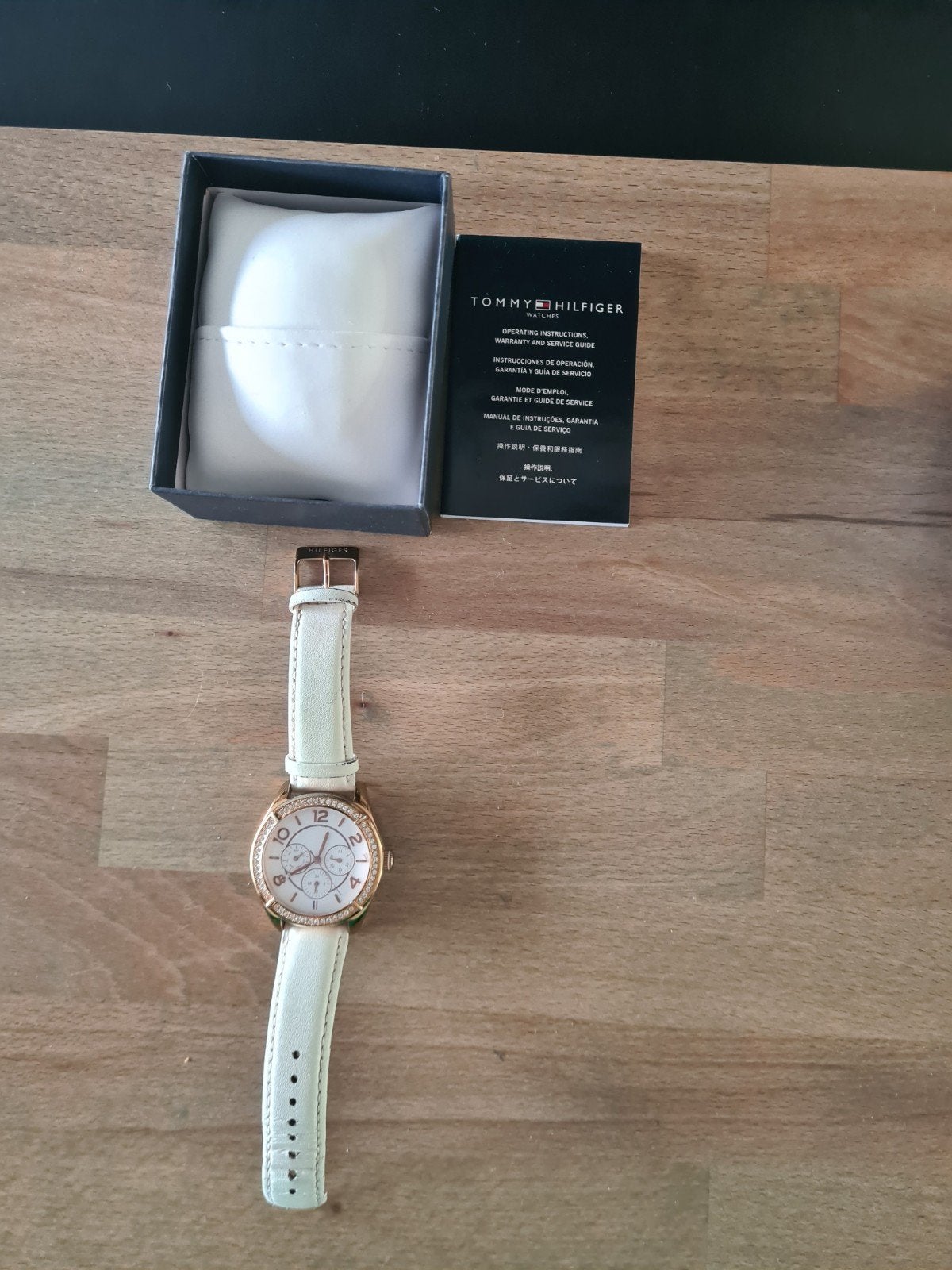 Tommy Hilfiger dameshorloge met strass en leren band, Overige merken, Overige materialen, Polshorloge, Ophalen of Verzenden