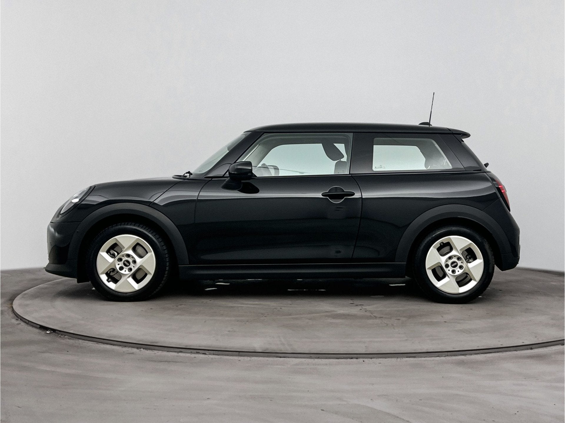 MINI Hatchback Cooper C Essential Automaat / LED / Parking A, Auto's, Mini, Dealer onderhouden, Gebruikt, 156 pk, Met garantie (alle)