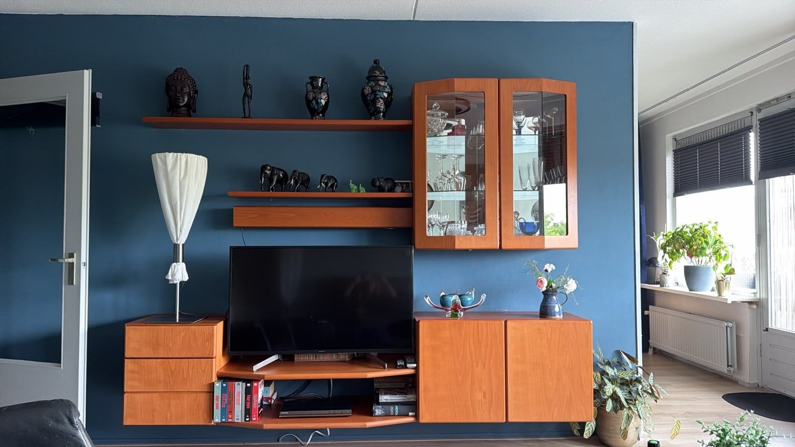 Moderne wandmeubelset met opbergruimte en vitrinekast, Ophalen