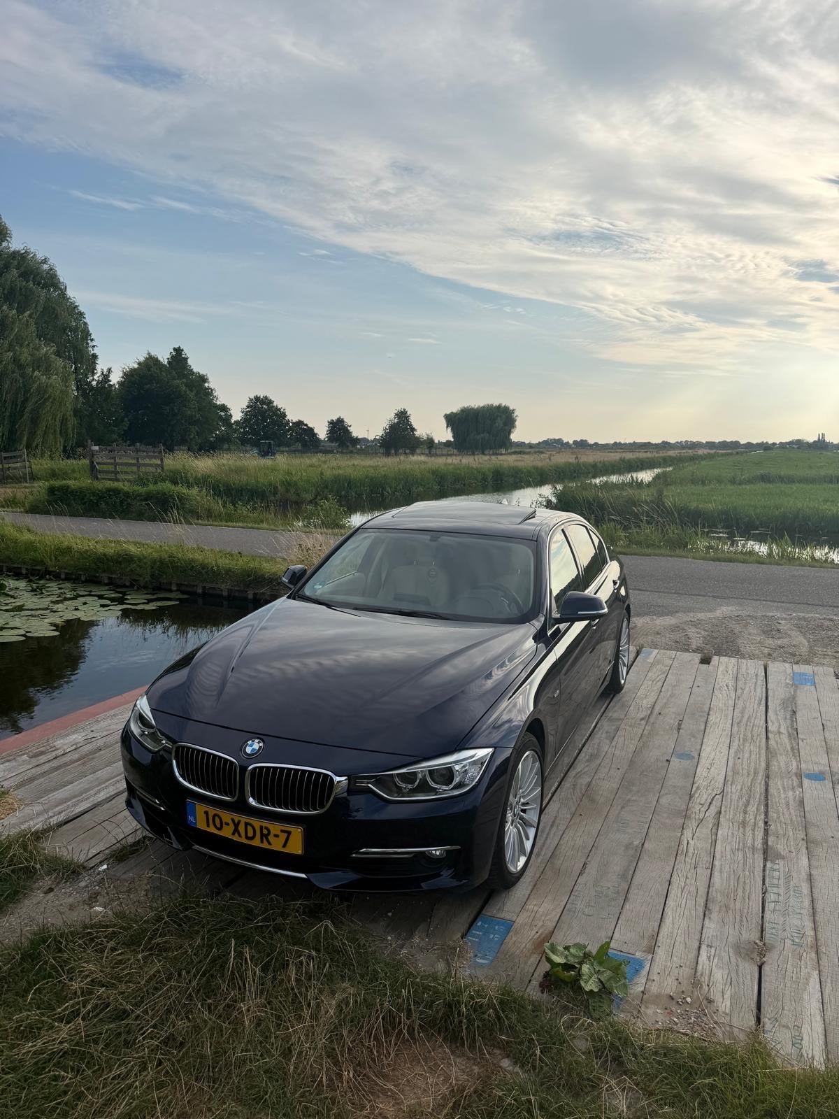 BMW 320i Luxury Line Automaat 184 PK 129.500 km NAP Sunroof, Achterwielaandrijving, 4 cilinders, Blauw, Origineel Nederlands