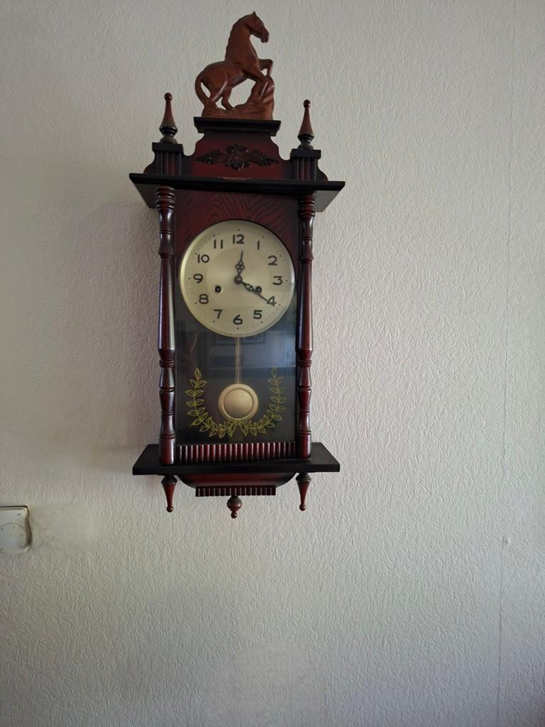 Antieke wandklok met paard decoratie, Ophalen