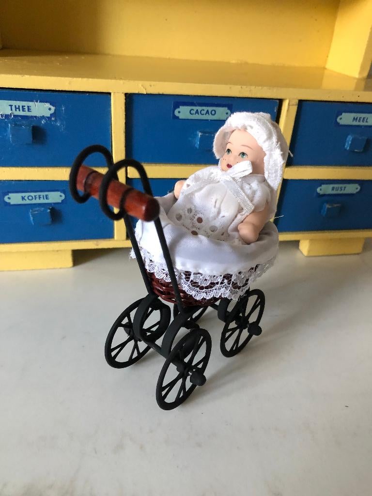 Popje poppenhuis in kinderwagen, Ophalen of Verzenden, Zo goed als nieuw, Popje