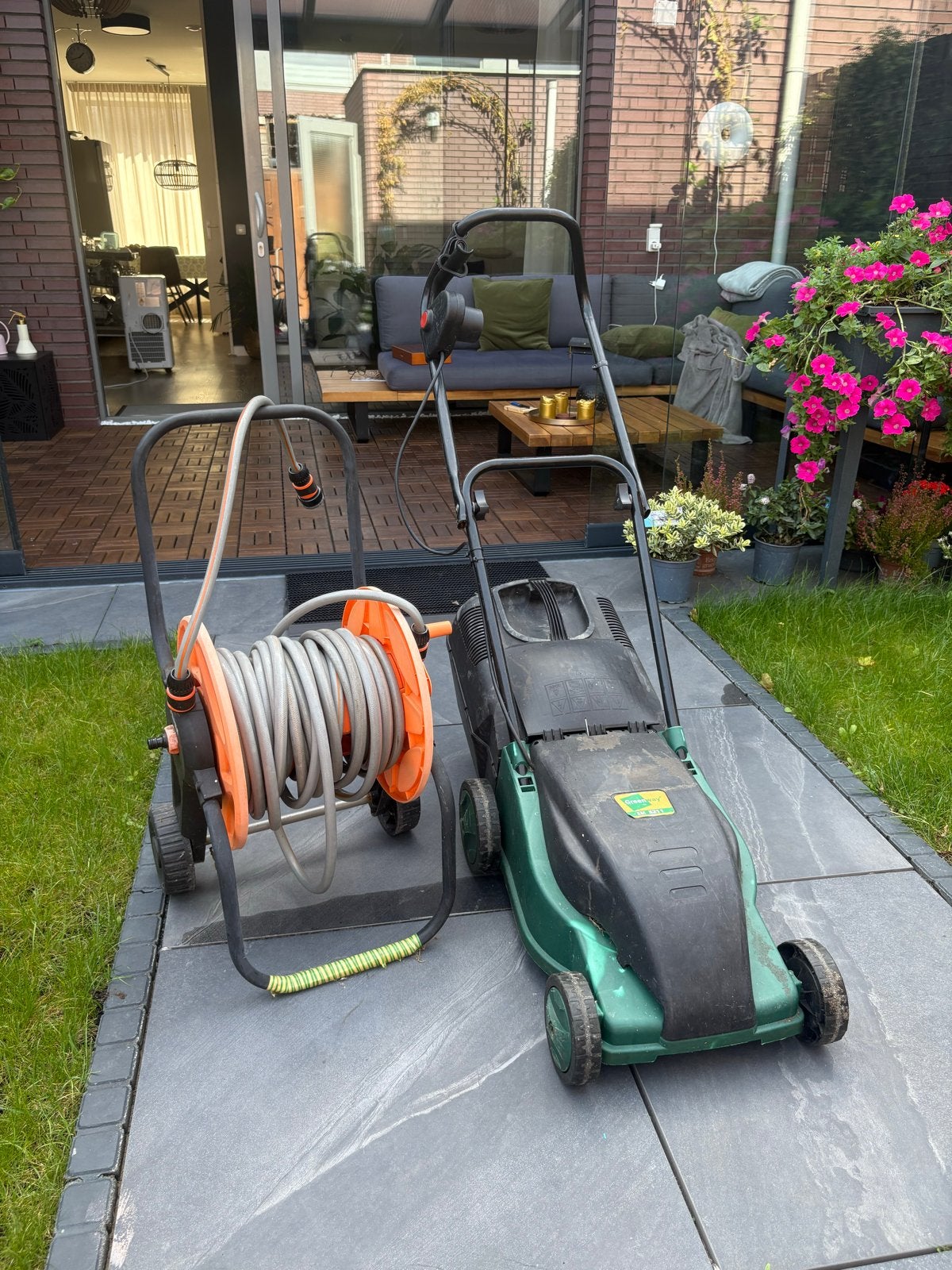 Grasmaaier en tuinslang - Zo goed als nieuw!, Tuin en Terras, Cirkelmaaier, Elektrische grasmaaier, Ophalen of Verzenden, Zo goed als nieuw